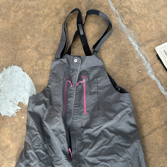 Patagonia Gortex bibs and jacket. Like new - Picture 8 of 11